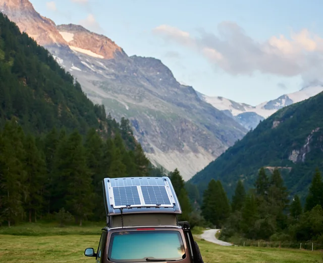 camper-with-a-mini-solar-module-on-the-roof-stand